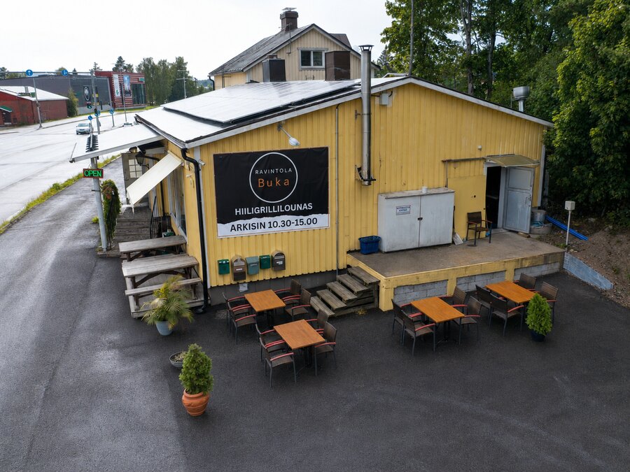 Ravintola Bukan keltainen rakennus ja terassi Turuntien varrella