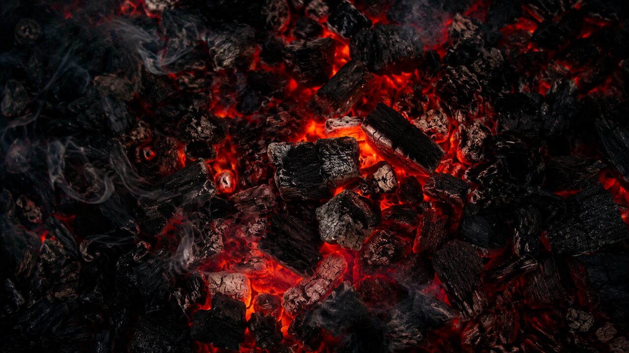 Hiiligrillin hehkuvat hiilet